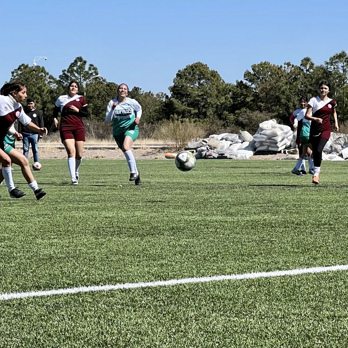 elier_corrales's tweet photo. Esta tarde concluimos los encuentros amistosos de fútbol femenil y varonil entre el CETis148, CBTis 110, 89 y la UTD. Promovemos la práctica del deporte como eje central de nuestra gestión al frente de la #FETED y fortalecemos la unidad técnica en nuestras escuelas.#SiempreParaTi https://t.co/3YWqE9Y4MJ