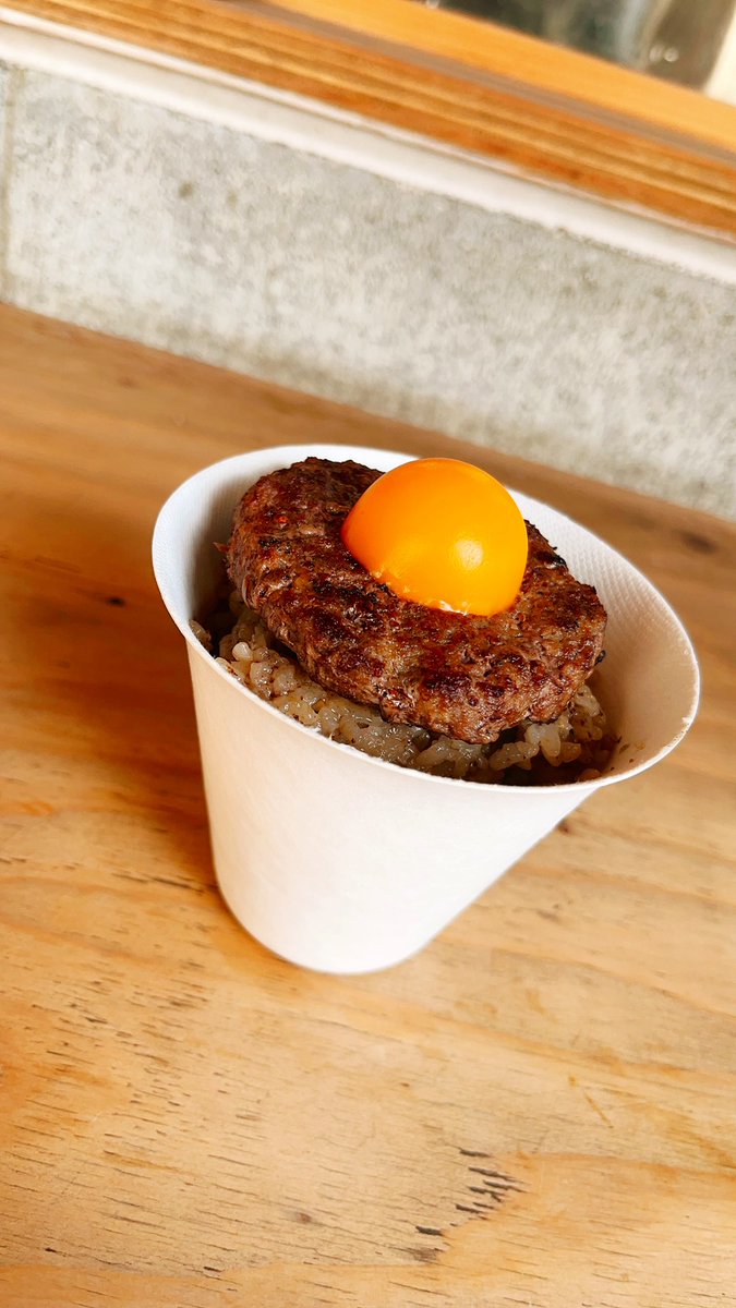 nagomi_97s's tweet image. 初日まず向かったのはVISON。お店も温泉も宿もある大型施設で調味料の専門店とかチョコレート専門店とか色んなお店がありました〜！お店も和モダンな佇まいでとても素敵だった。ハンバーグご飯とミルクプリンのいちごのせいただきました！
#VISON
#baraque
#LECHOCOLATDEH
#cafeTomiyama