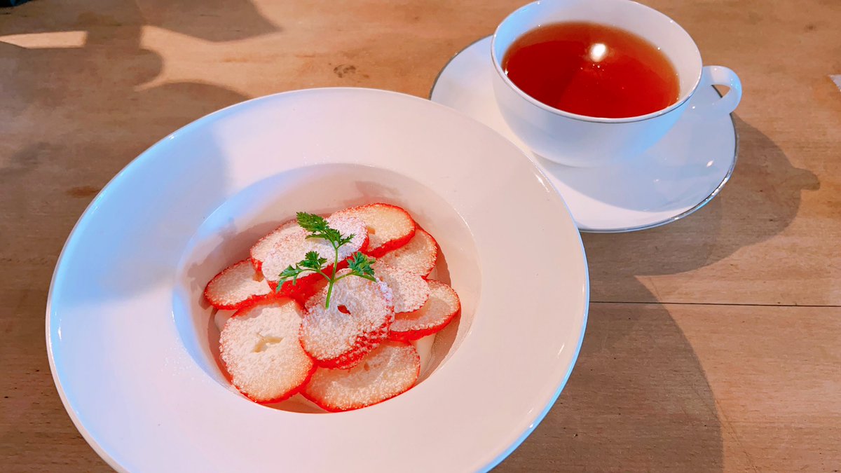 nagomi_97s's tweet image. 初日まず向かったのはVISON。お店も温泉も宿もある大型施設で調味料の専門店とかチョコレート専門店とか色んなお店がありました〜！お店も和モダンな佇まいでとても素敵だった。ハンバーグご飯とミルクプリンのいちごのせいただきました！
#VISON
#baraque
#LECHOCOLATDEH
#cafeTomiyama