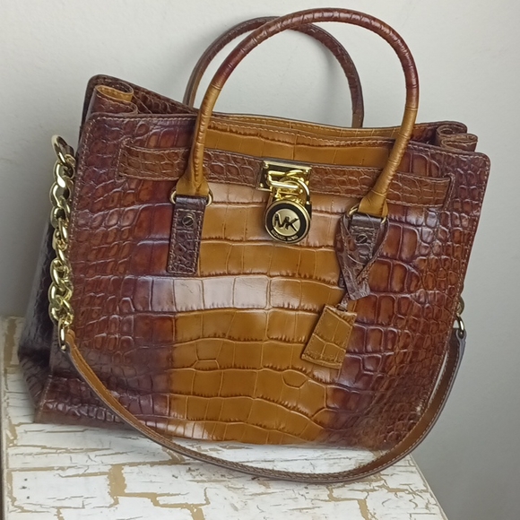 ChandaRoach3's tweet photo. So good I had to share! Check out all the items I'm loving on @Poshmarkapp #poshmark #fashion #style #shopmycloset #michaelkors #dooneybourke #estate: https://t.co/fkuSAwALOn https://t.co/e630vxZ5sc