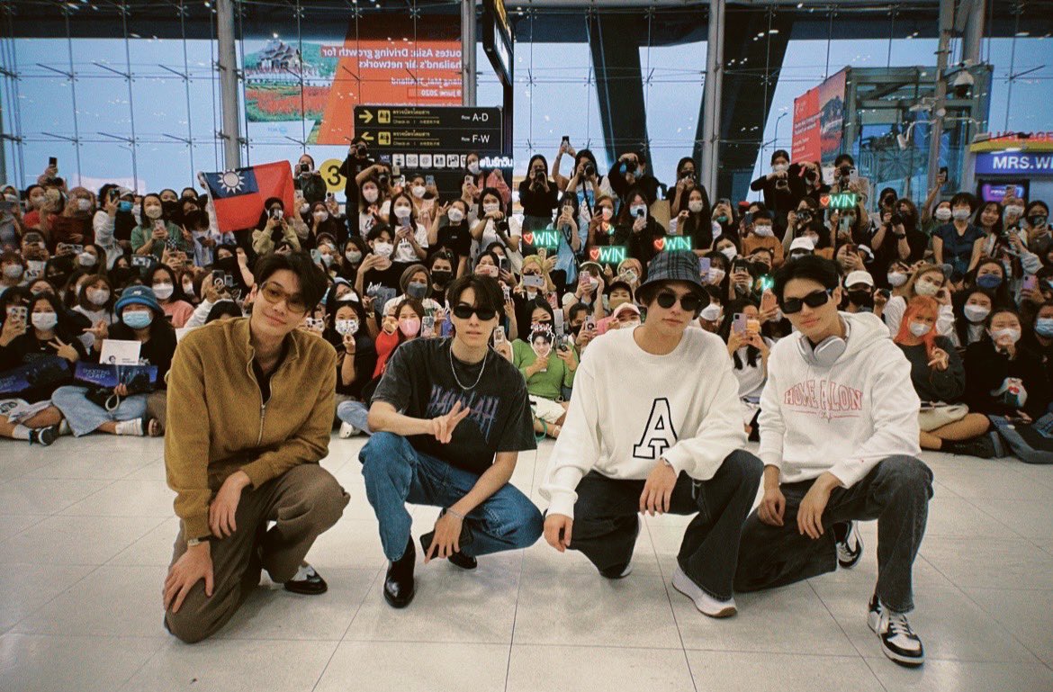 GMMTV's tweet photo. ขอบคุณทุกคนที่มาส่งพวกเราด้วยนะครับ 🤟🏻😘

See you in Taipei ✈️ 

#BWDNtoTaipei 
#GMMTV https://t.co/tJENfBLR9s