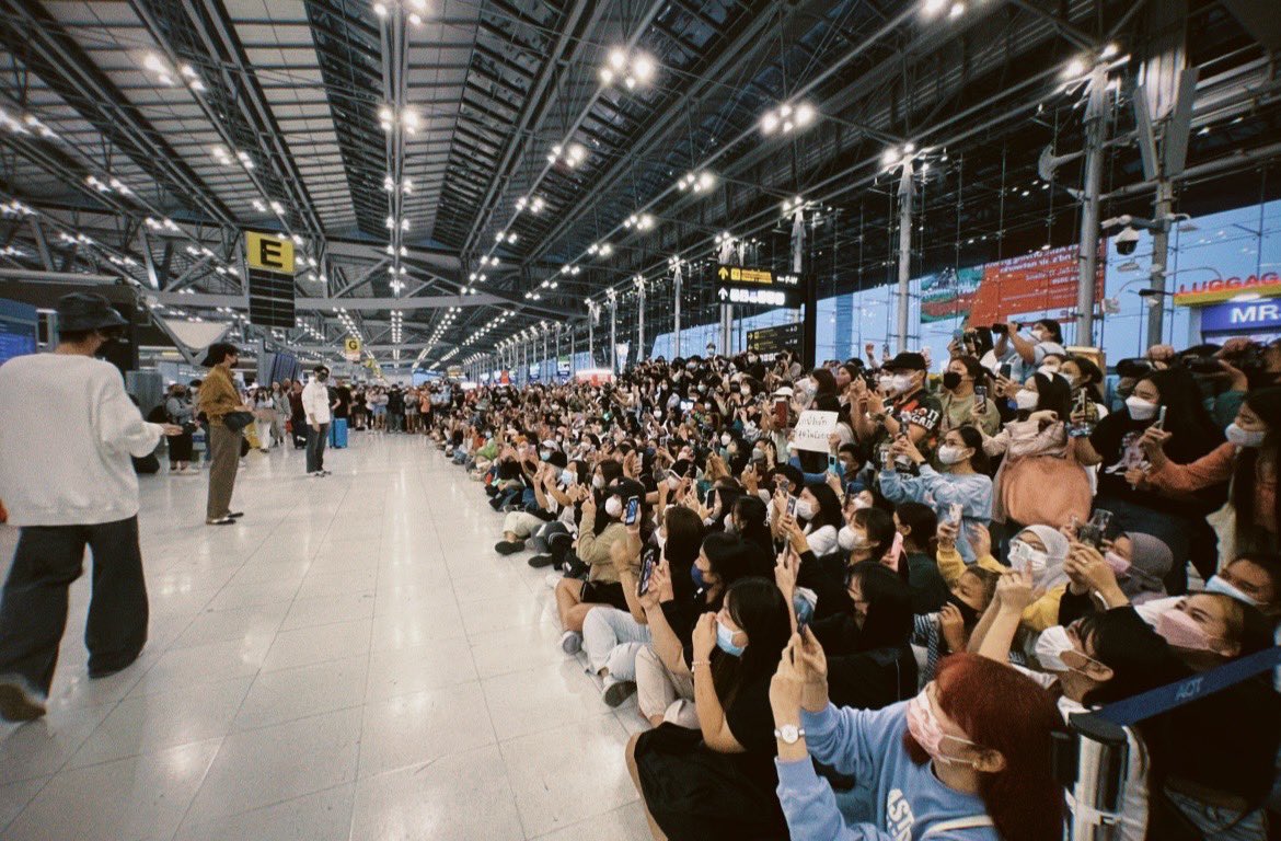 GMMTV's tweet photo. ขอบคุณทุกคนที่มาส่งพวกเราด้วยนะครับ 🤟🏻😘

See you in Taipei ✈️ 

#BWDNtoTaipei 
#GMMTV https://t.co/tJENfBLR9s