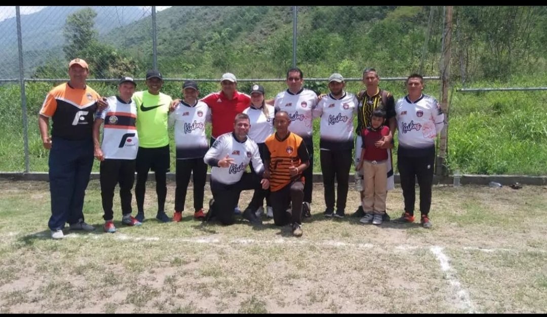 MIL GRACIAS A ESTA NOBLE FAMILIA DE ACADEMIA KUIKAS <a href="/AcademiaKuikas/">Academia de Fútbol Kuikas</a> SU PRESIDENTE EL DR ALEX GODOY <a href="/alexgodoy1511/">Alexander Godoy</a> Y SU SRA ESPOSA JOANA TESTA Y A TODOS MIS HERMANOS ENTRNADORES DE ESTA PRESTIGIOSA ACADEMIA TRUJILLANA...MUY AGRADECIDO..NOS VEREMOS DE NUEVO..LOS QUIERO QUE JODE