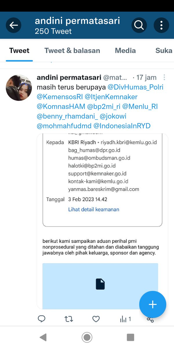 mata_andini's tweet photo. @ridwankamil dibantu warga jabar pak 😥 https://t.co/66fs4YBicG