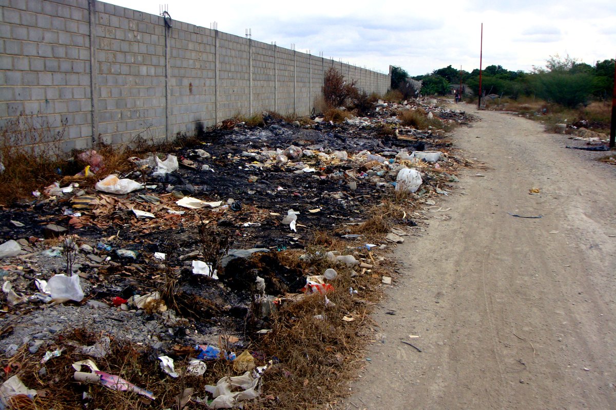 BernarAbreu's tweet photo. #03Feb En Quíbor a pesar del arreglo de algunas calles y sus fachadas continúan la gente acumulando la basura y quema en distintos espacios del municipio Jiménez. Son 17 meses sin servicio de aseo urbano, la alcaldía sin respuesta alguna. #QuiborEntreBasura #Contaminación #Quibor https://t.co/1aQTfIb5ce