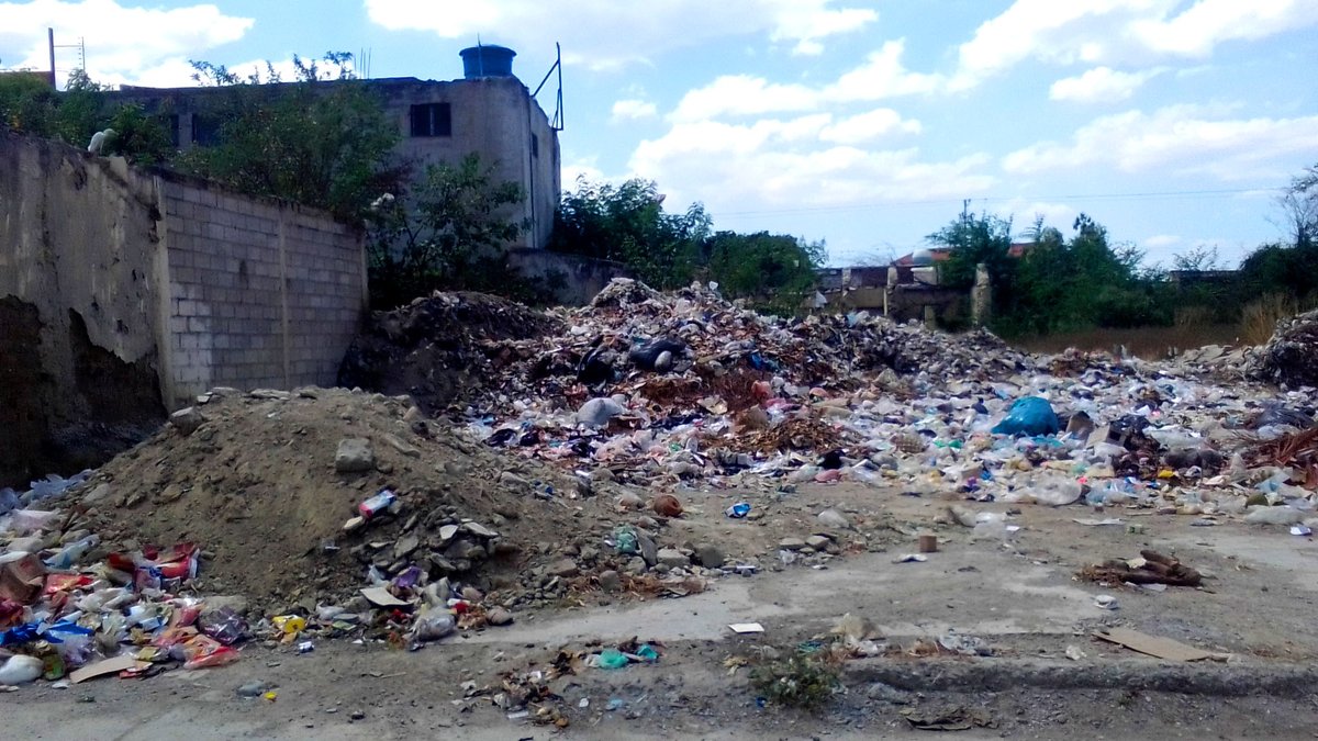 BernarAbreu's tweet photo. #03Feb En Quíbor a pesar del arreglo de algunas calles y sus fachadas continúan la gente acumulando la basura y quema en distintos espacios del municipio Jiménez. Son 17 meses sin servicio de aseo urbano, la alcaldía sin respuesta alguna. #QuiborEntreBasura #Contaminación #Quibor https://t.co/1aQTfIb5ce