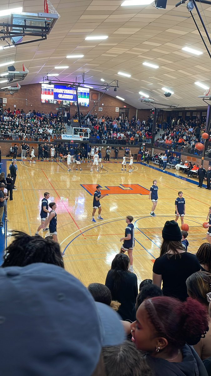 cappalotmatt's tweet photo. At the New Trier Evanston game! ##ntk #bartfriday #hoops #gokits #Uncommitted https://t.co/p2XNlhCnEA