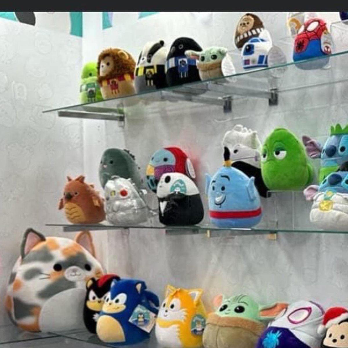 SquishAlert's tweet photo. New Disney Squishmallows coming to the UK this year.
Harry Potter squad
Cheshire cat from Alice in wonderland
Tinker Bell
Simba from Lion King
Genie from Aladdin
Ursula from The Little Mermaid
Godzilla squad
Sonic squad

Photos from London Toy Fair
Photo credit: Bulstrodes on FB https://t.co/QQVwVS9Pup