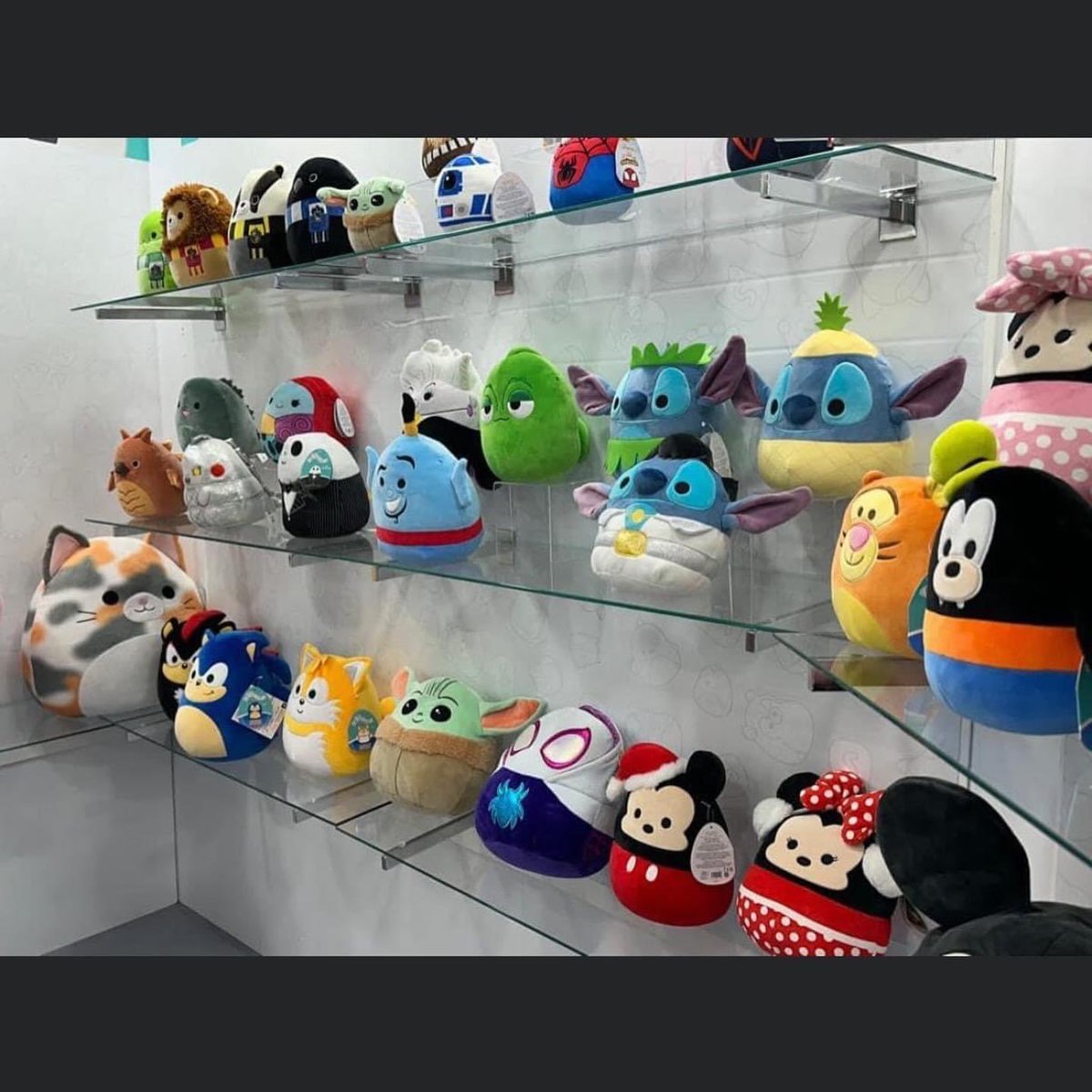 SquishAlert's tweet photo. New Disney Squishmallows coming to the UK this year.
Harry Potter squad
Cheshire cat from Alice in wonderland
Tinker Bell
Simba from Lion King
Genie from Aladdin
Ursula from The Little Mermaid
Godzilla squad
Sonic squad

Photos from London Toy Fair
Photo credit: Bulstrodes on FB https://t.co/QQVwVS9Pup