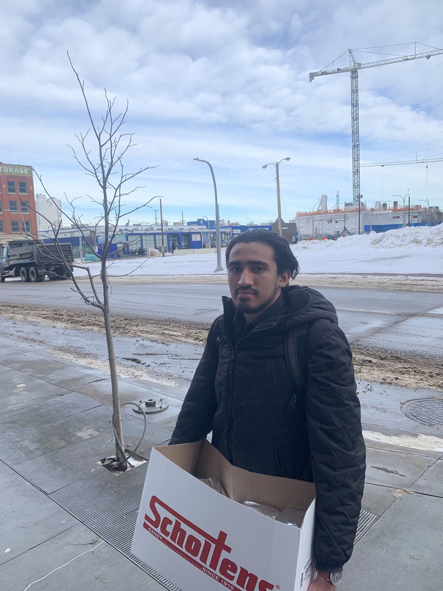 amsayeg's tweet photo. Members of UAlberta’s Ahmadiyya Muslims Students’ Association spent their Friday afternoon giving food to the less fortunate in the Edmonton core. 

As Islam teaches, worship of God is incomplete without service to humanity. https://t.co/AsEcJkkBA0