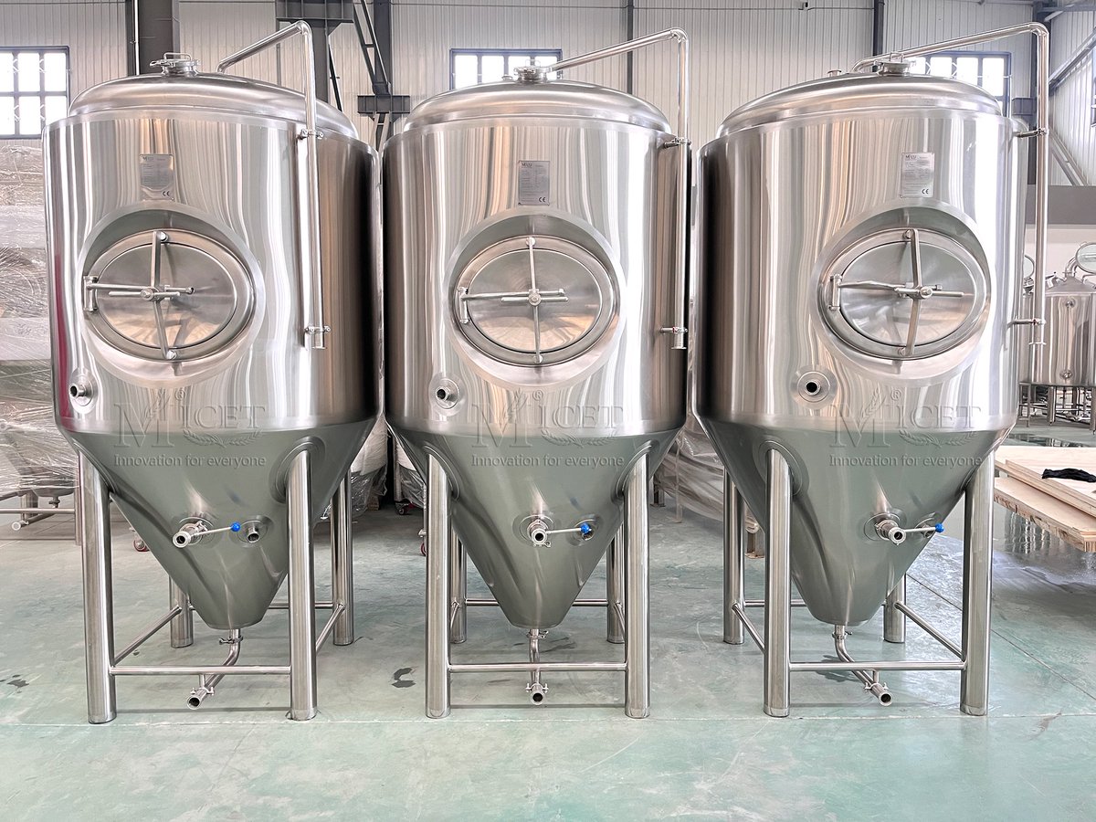cnbrewequipment's tweet image. These are three 7BBL conical fermenters with carbonation stone and spunding valve for US customer, if you are also interested, please contact:
Email: carol@micetbrewing.com
Whatsapp: +86 166 5312 8336
#fermenter #fermentationtank #conicafermenter #CCT #unitank #brewingequipment