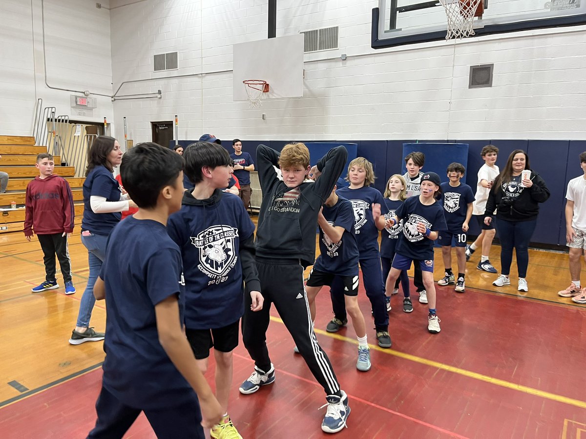 tee_donohue's tweet photo. Balloon pop- Over Under and Hungry Hungry Hippos!! @SCSD_AMS  Battle of the Classes!! @SmithtownCSD https://t.co/h1VsP6mY2q