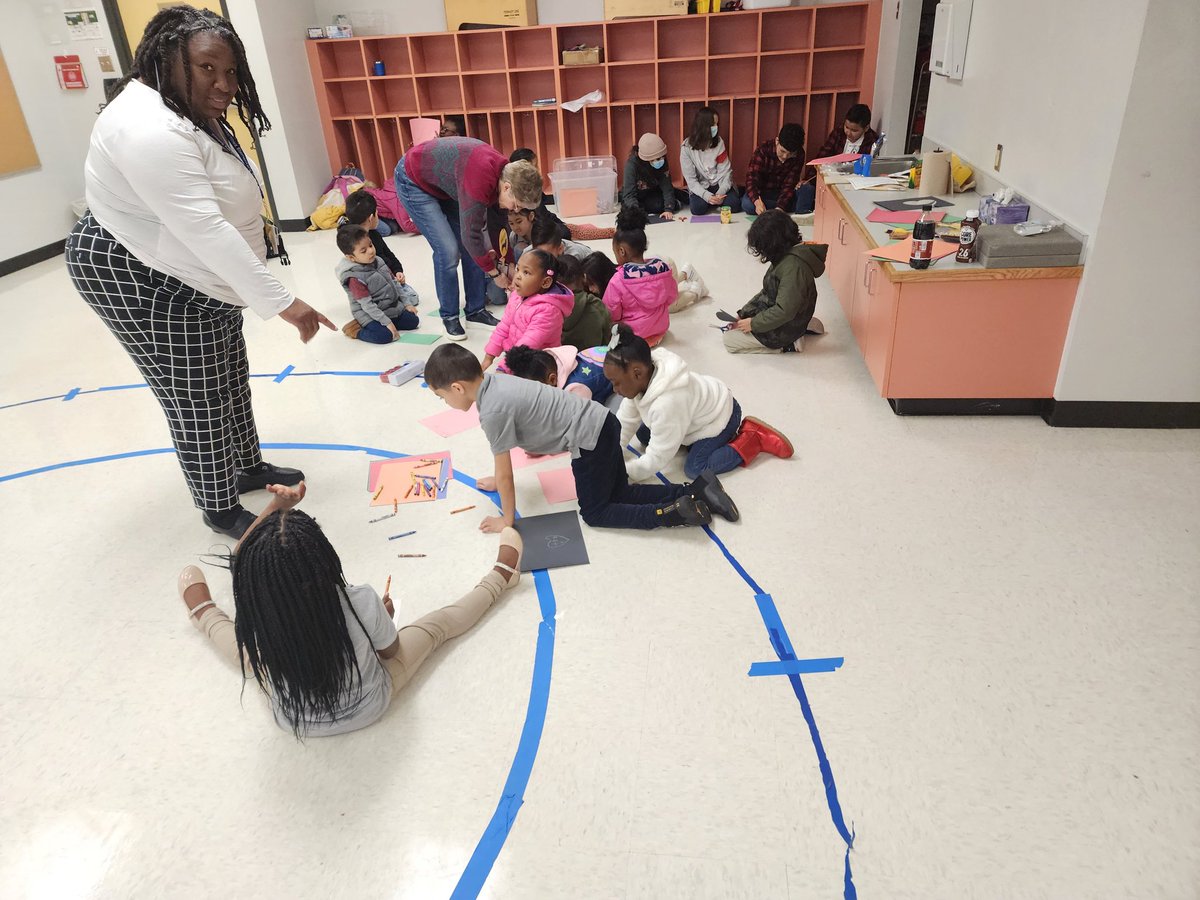 MsRice_CMES's tweet photo. Who's house? Orange House! @CMartinez_HISD is making hearts of kindness. https://t.co/ZfRFPJoXG4