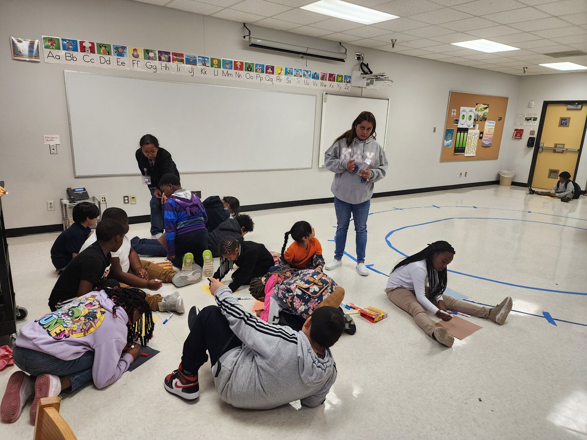 MsRice_CMES's tweet photo. Who's house? Orange House! @CMartinez_HISD is making hearts of kindness. https://t.co/ZfRFPJoXG4