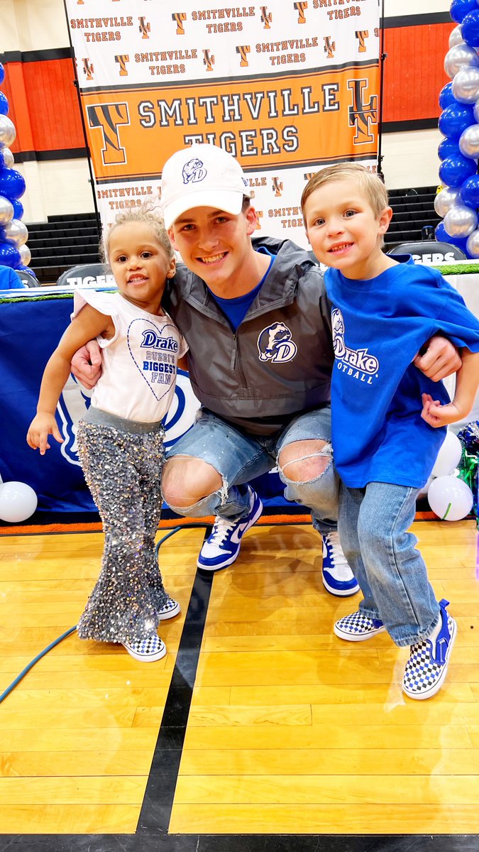 ty5islive's tweet photo. Signed ✍️ @DrakeBulldogsFB https://t.co/KjYbfuEUkl