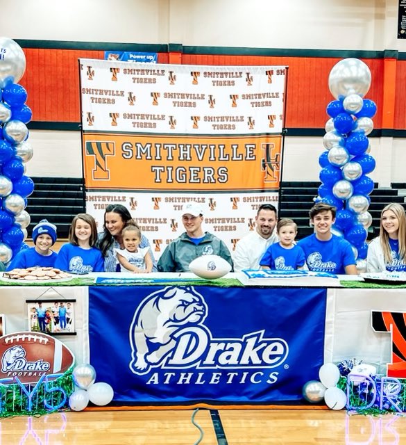 ty5islive's tweet photo. Signed ✍️ @DrakeBulldogsFB https://t.co/KjYbfuEUkl