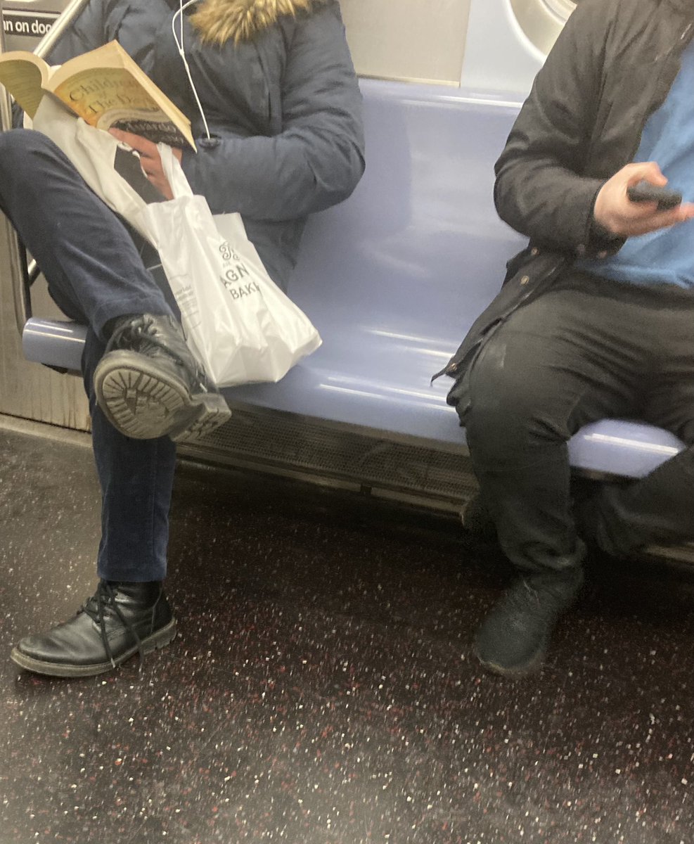 #readingonthesubway #FridayReads Eduardo Galeano’s Children of the Days (inspired by #liredanslemetro et #VendrediLecture)