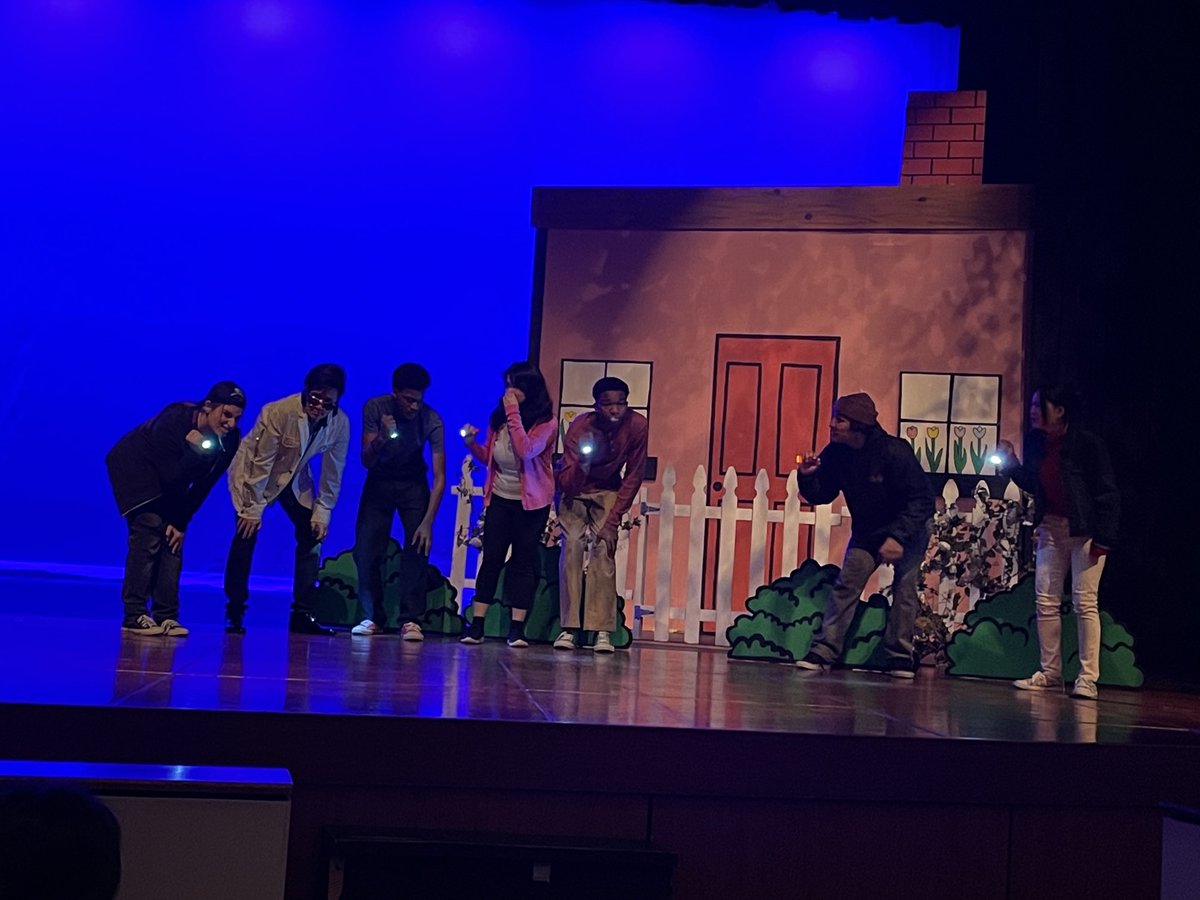 MrsMABishop's tweet photo. 2nd grade really enjoyed watching Miss Nelson Is Missing at Taylor High School. What a talented group!#petroskypirates https://t.co/luEkE4ne1U