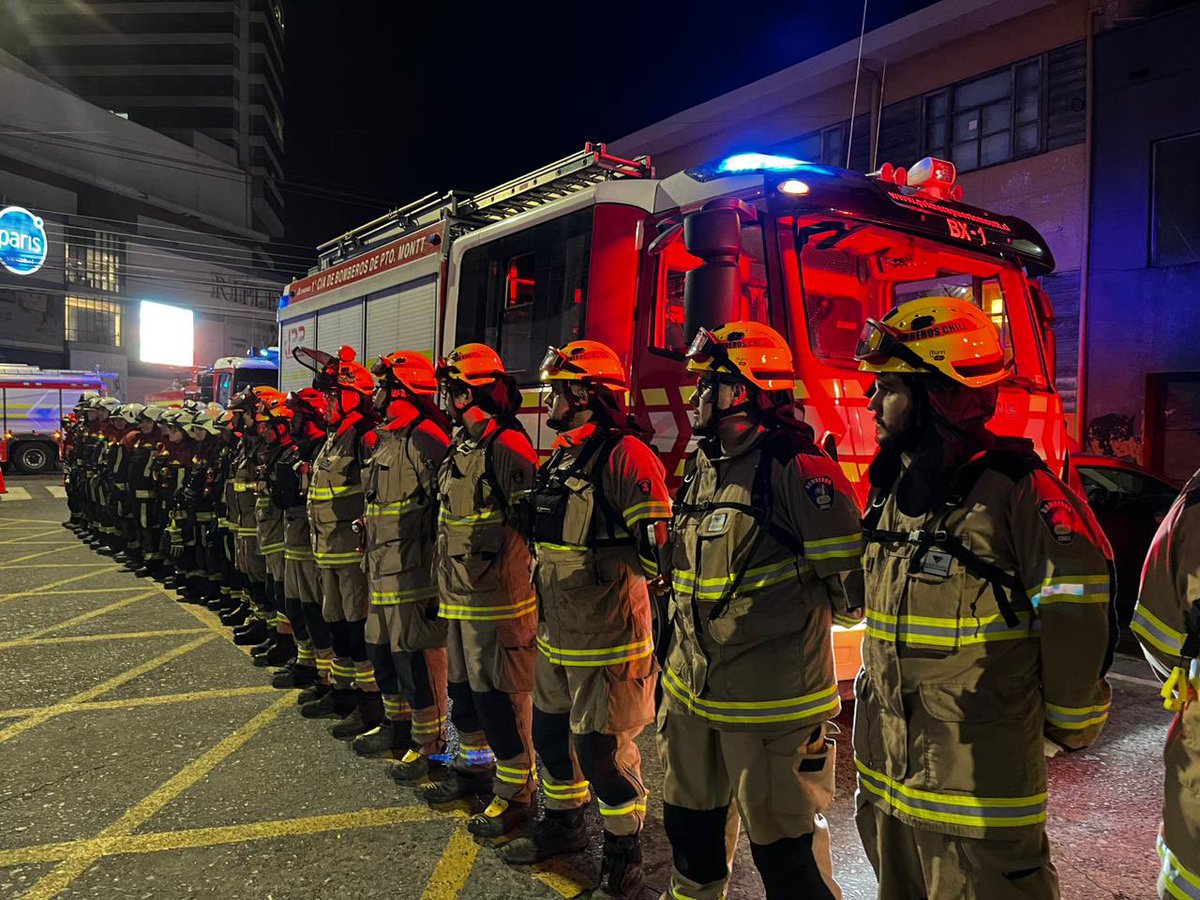CentralCBPM's tweet photo. Bomberos de Puerto Montt concurre con 26 Bomberos y Bomberas y 4 unidades en apoyo a la región de La Araucanía para combatir los Incendios Forestales que afectan a la zona. 

Mucha fuerza cofrades! 🚒 https://t.co/R5veI9wFO7