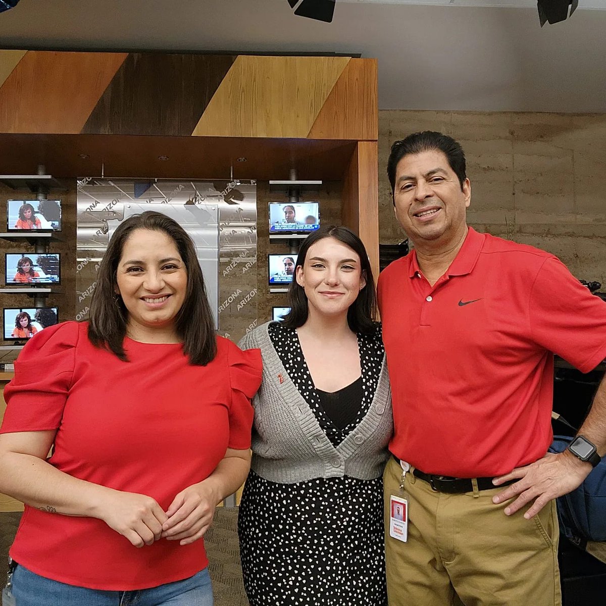 nmasunivAZ's tweet photo. Estamos vistiendo de rojo en el #WearRedDay para crear conciencia y animar a las mujeres de todas las edades a hacerse cargo de su salud cardíaca. Únete a nosotros y a @AHAArizona en la lucha contra las enfermedades cardíacas. #PHXGoRed https://t.co/IgpcJdghoX