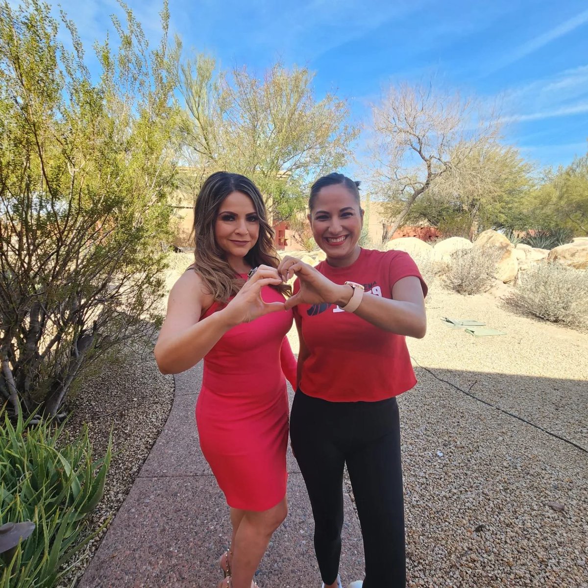 nmasunivAZ's tweet photo. Estamos vistiendo de rojo en el #WearRedDay para crear conciencia y animar a las mujeres de todas las edades a hacerse cargo de su salud cardíaca. Únete a nosotros y a @AHAArizona en la lucha contra las enfermedades cardíacas. #PHXGoRed https://t.co/IgpcJdghoX