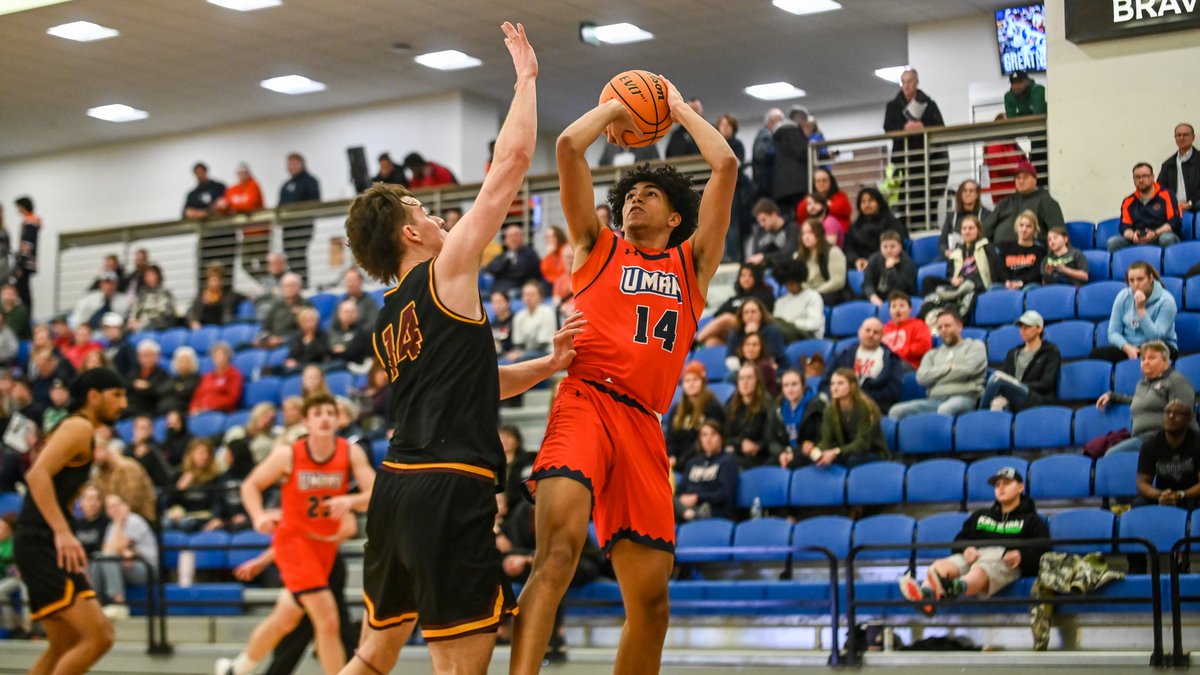 umarysports's tweet image. SPYGLASS | Check out some of the action from tonight's thrilling @UMaryMensBball 84-77 OT win! Great crowd, great excitement, great win! Let's #PACKtheMAC for the Marauders Saturday 2/4 at 3:30 pm. #HooksUp #LifeAtMary