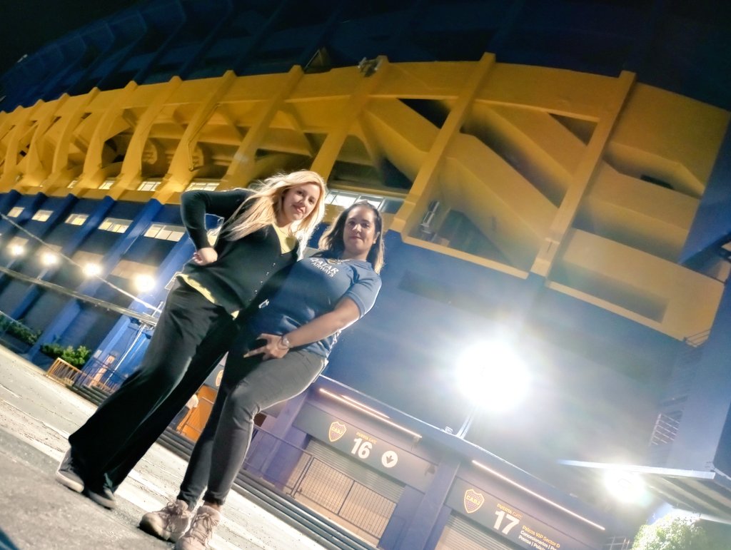 MujeresXeneize's tweet photo. Buenas noches desde el mejor lugar del mundo, nuestro amado templo del fútbol mundial.
@Rebe_Pia30
@puravidavan
💙💛💙
#ElÚnicoGrande 
#DaleBoca 🔵🟡🔵 https://t.co/2nzDkZfD6i
