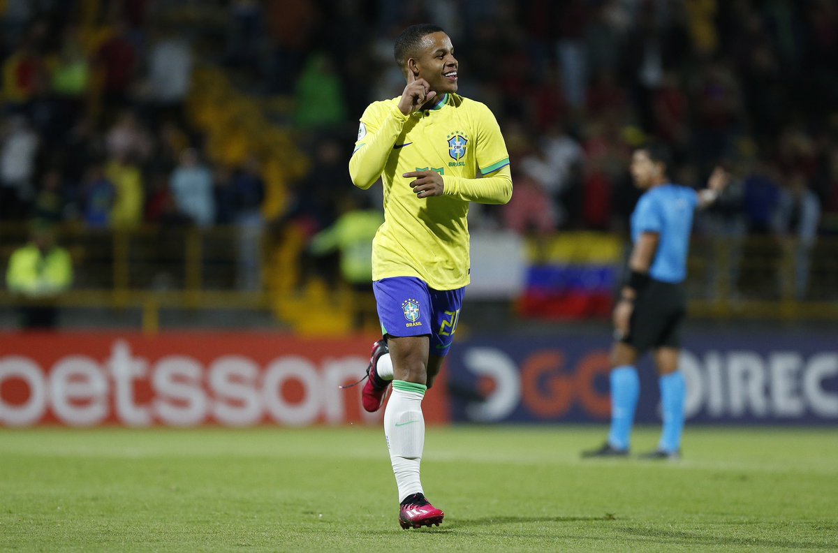 Pedrinhoo010's tweet photo. Feliz pela vitória e pelo gol ! Seguimos em busca do objetivo maior.🙌🏽🇧🇷 https://t.co/DCjCamJKQZ
