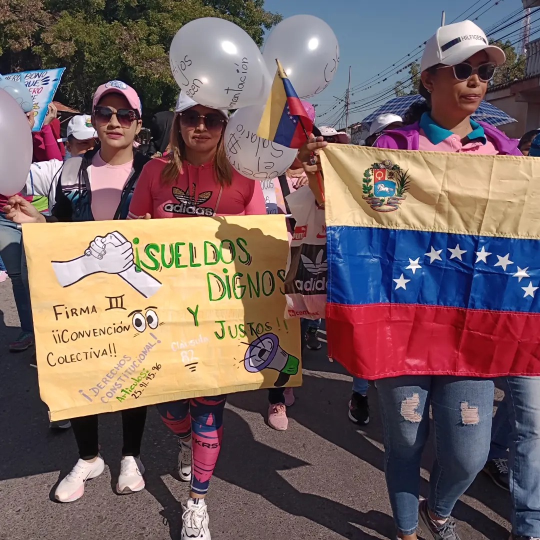 BernarAbreu's tweet photo. #03Ene En Quíbor continúan los docentes de las diferentes escuelas del municipio Jiménez realizando acciones de calle reclamando sus justas reivindicaciones salariales. #SueldosJustos #Jiménez #Quibor https://t.co/0M1yfFDCfh