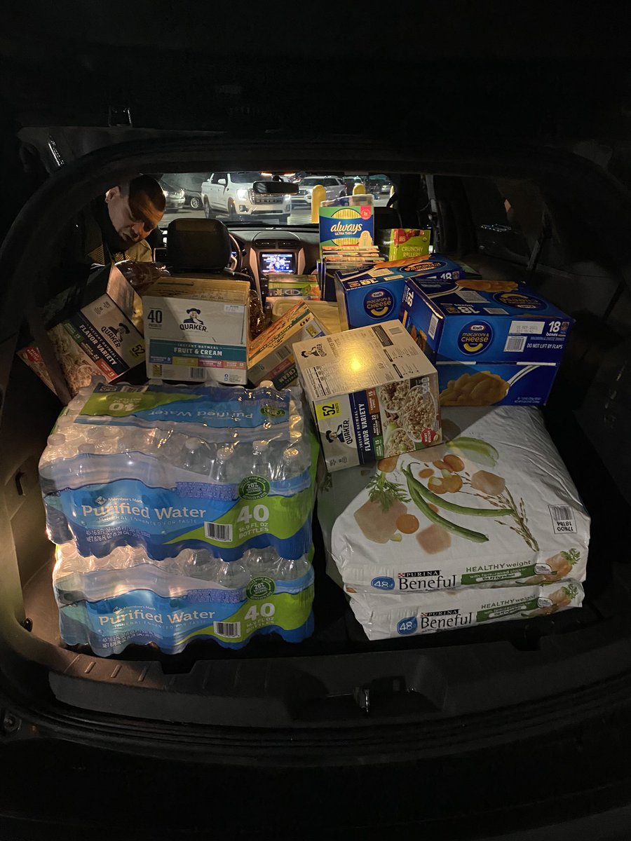 deancantrell405's tweet photo. What does one do on a Friday night. Letβs go to Samβs for the food pantry because we are in need of filling the shelves π
#SMTTT
##dedicateddean https://t.co/9USNKKSeWu