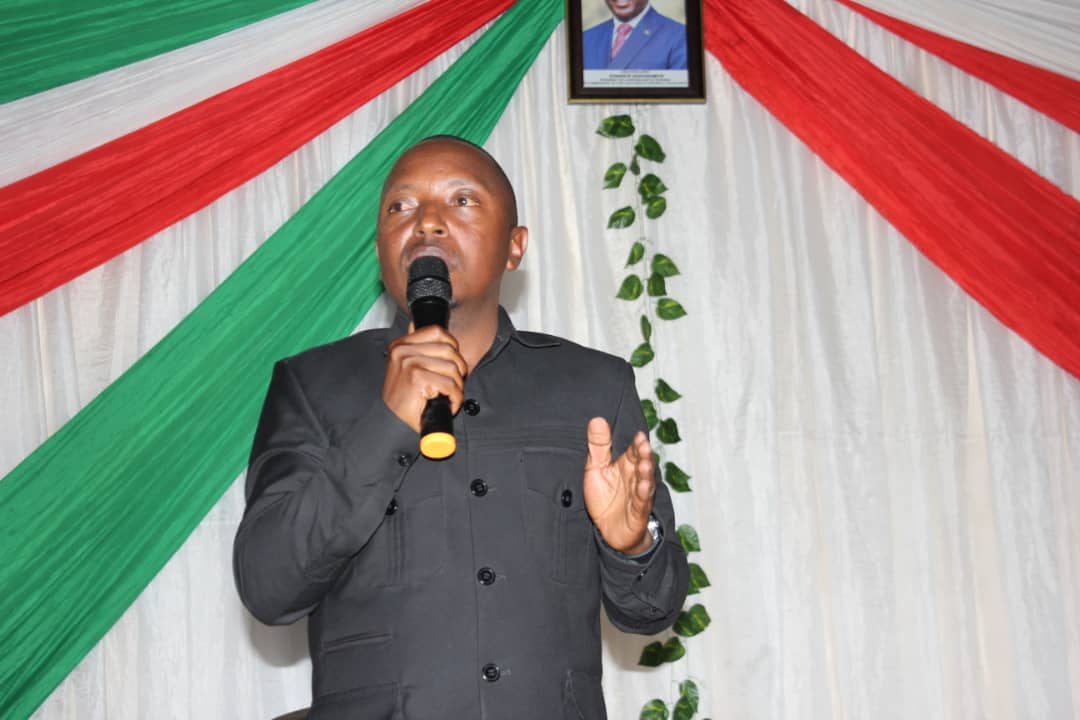 RutanaProvince's tweet photo. #Burundi Kari akanyamuneza ntangere uyumusi wa Gatanu, muntara ya Rutana,aho Buramatari yariko yipfuriza umwaka mushasha abanya Rutana, akaba yamenyesheje abaraho ko arajwe ishinga no kubona #Rutana yateyimbere kurugero rusumba urwo iriko
@KwaNtare 
@BurundiGov 
@MininterInfosBi https://t.co/xWU3ODFYt9
