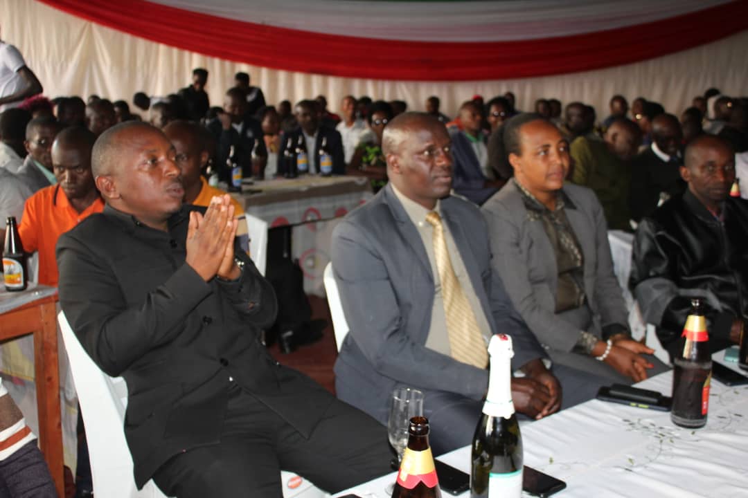 RutanaProvince's tweet photo. #Burundi Kari akanyamuneza ntangere uyumusi wa Gatanu, muntara ya Rutana,aho Buramatari yariko yipfuriza umwaka mushasha abanya Rutana, akaba yamenyesheje abaraho ko arajwe ishinga no kubona #Rutana yateyimbere kurugero rusumba urwo iriko
@KwaNtare 
@BurundiGov 
@MininterInfosBi https://t.co/xWU3ODFYt9