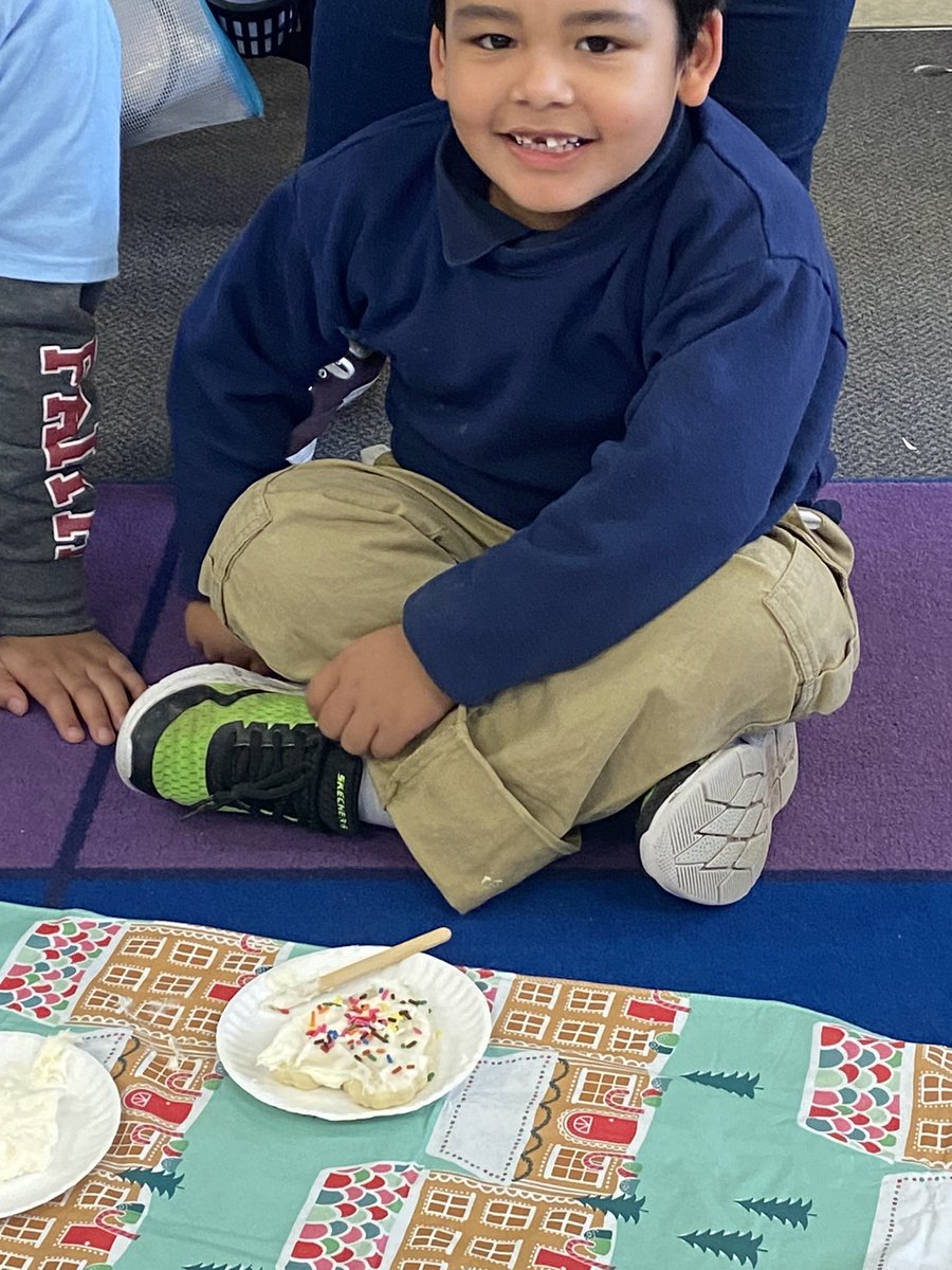 mrs_santore's tweet image. Cookie decorating and card making in our Squads on specials pd day this past Wednesday! 🍪 ❤️ #SpaghtIsGreat #KinderCrew