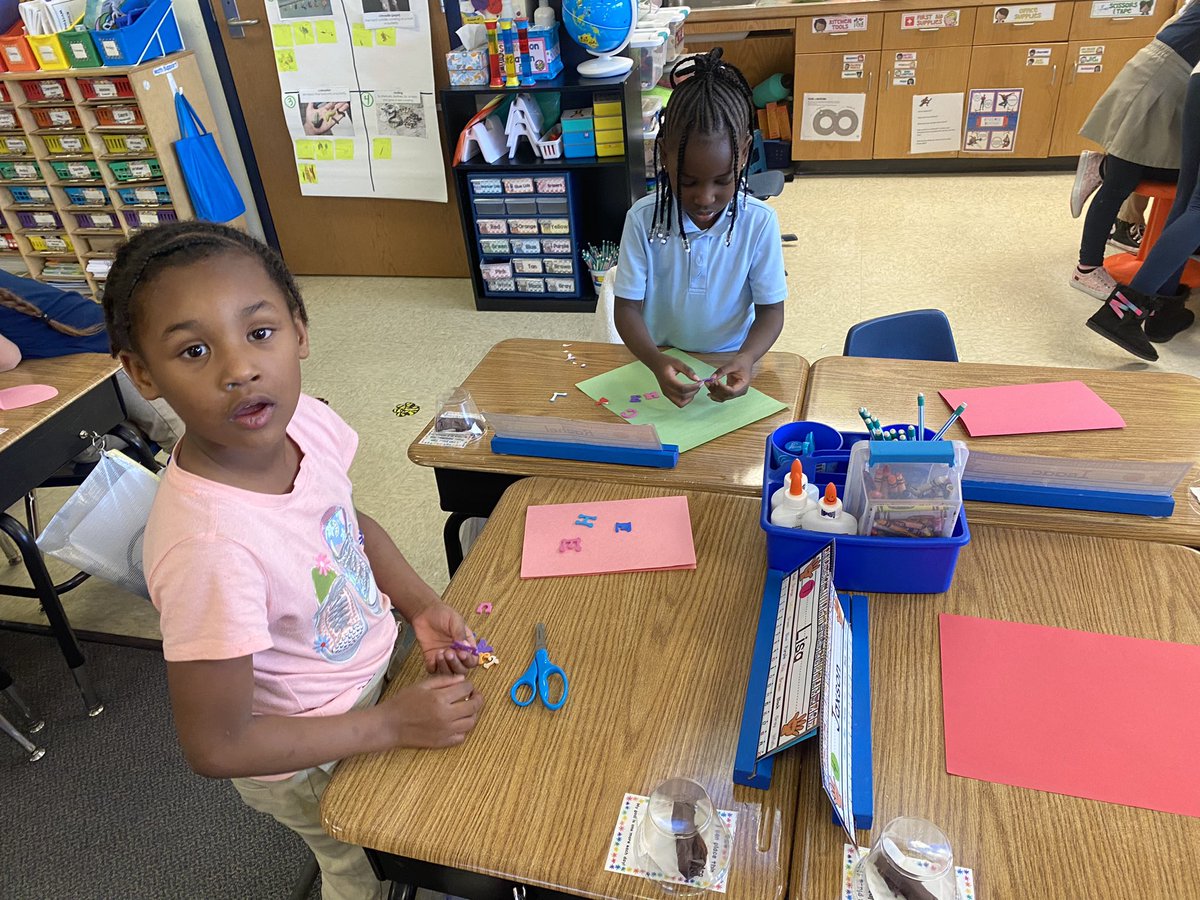 mrs_santore's tweet image. Cookie decorating and card making in our Squads on specials pd day this past Wednesday! 🍪 ❤️ #SpaghtIsGreat #KinderCrew