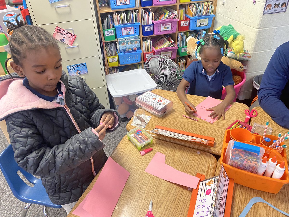 mrs_santore's tweet image. Cookie decorating and card making in our Squads on specials pd day this past Wednesday! 🍪 ❤️ #SpaghtIsGreat #KinderCrew
