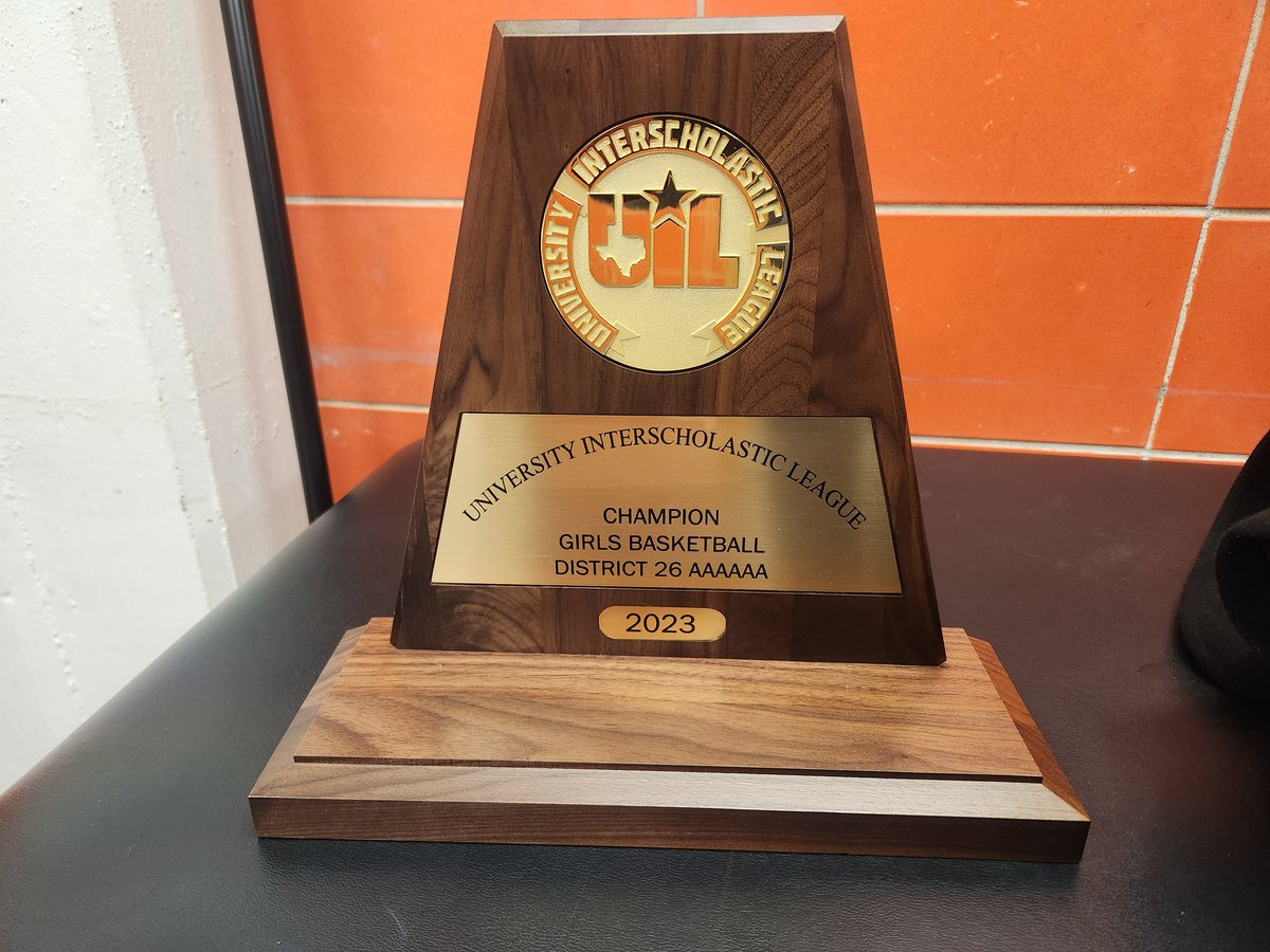 CoachAndersonAD's tweet photo. District Champions! Austin High Lady Maroons!  @LoyalForeverAHS #AISDProud https://t.co/AyaAqthRjr