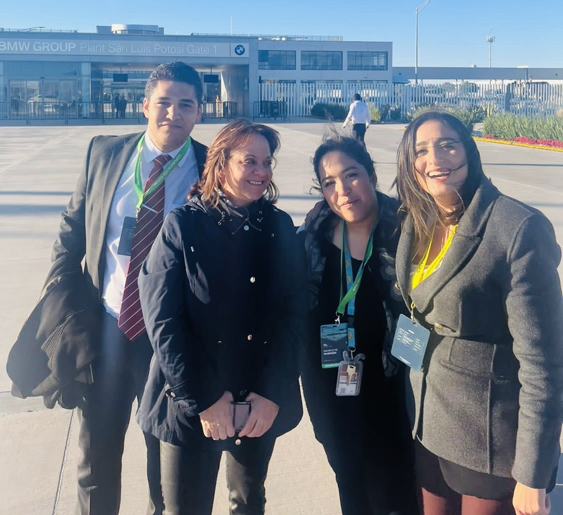 marthadelgado's tweet photo. ¡Hoy aterrizamos la inversión de 1,000 millones de dólares para la producción de vehículos eléctricos en la @BMWMex de San Luis Potosí! Gracias al equipo de #DGIEG que dirige @maguealcantara a @tevale92 y @chavez929 a @ikerjimenezm y al Gober @RGC_Mx y @jc_valladares del Gob SLP https://t.co/yO1DugUB2v