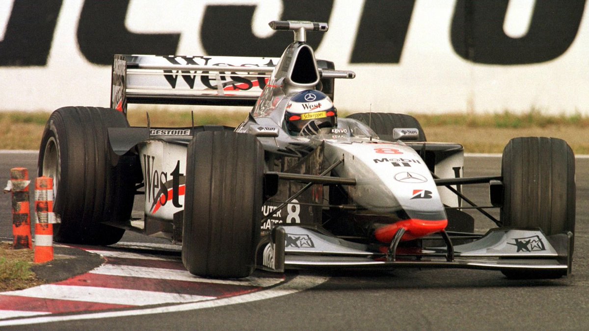 Formula1Verse's tweet photo. @Sauberf1v @SchumiF1Team @JordanF1V @F1vVilleneuve @WWilliams_F1 @F1vMika @MclarenF1SM @F1Irvine @FerrariF1v @DCoulthardF1 @FrentzenF1v @ArrowsF1V @BARF1Verse @Trulli_F1v @Prost_WF1 @DamonHill_F1V @FisicoF1V @BenettonF1v > 68/70 - 🇨🇦🏁

- É NONONONONO CAAAAPRIIICHOOO PRA VITOOOORIAAAA @F1vMika!!!!! PEIDADAS DE HERBERT, VILLENEUVE E POR ULTIMO @DamonHill_F1V DEIXAM CAMINHO ABERTO PARA O FINLANDES DA @MclarenF1SM VIR PARA A GLOOORIAA!!!

- O DONO DA CASA, VILLENEUVE, FICA COM A P2 E @F1Irvine É P3! https://t.co/7SLliK1HzR