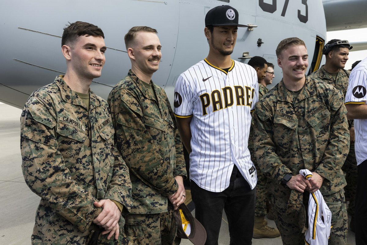 3rdmaw's tweet photo. The @Padres visited the #Marines and #Sailors of #3rdMAW today! The #VMGR352 hangar was filled with fans that got to shake hands, take photos, and get autographs. The players got to thank their #military fanbase for the support. #sandiego #community @USMC @MLB https://t.co/kH50R02wiw