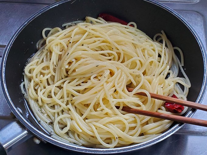 火からどけて卵と粉チーズをたっぷりかけようとしたら粉チーズほとんど終了でよくかき混ぜてからまた黄身が固まらない様にソースがドロドロになるまで火にかけて完成じゃよ。 