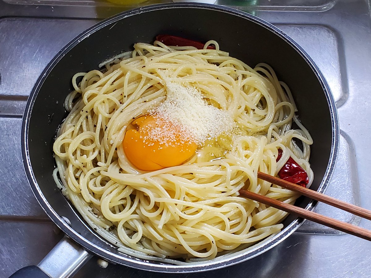 火からどけて卵と粉チーズをたっぷりかけようとしたら粉チーズほとんど終了でよくかき混ぜてからまた黄身が固まらない様にソースがドロドロになるまで火にかけて完成じゃよ。 