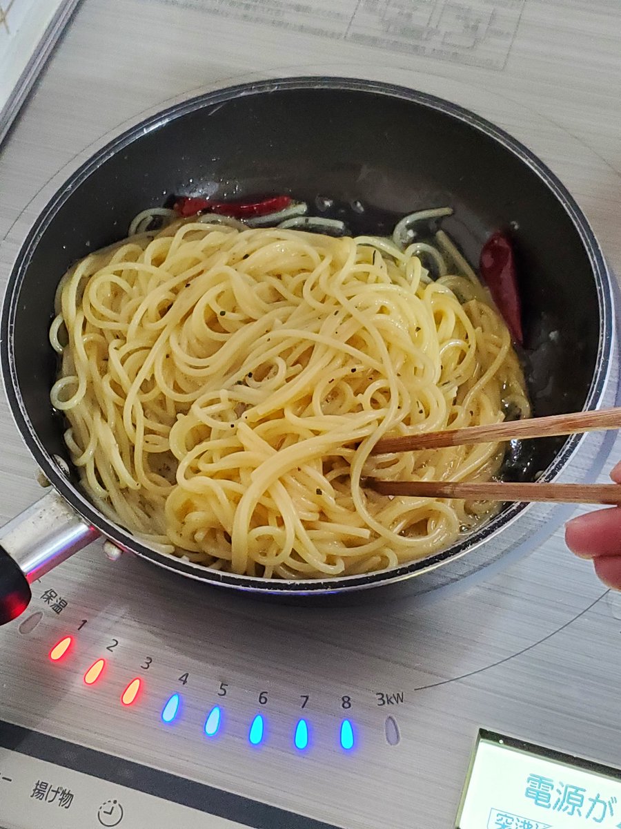 火からどけて卵と粉チーズをたっぷりかけようとしたら粉チーズほとんど終了でよくかき混ぜてからまた黄身が固まらない様にソースがドロドロになるまで火にかけて完成じゃよ。 