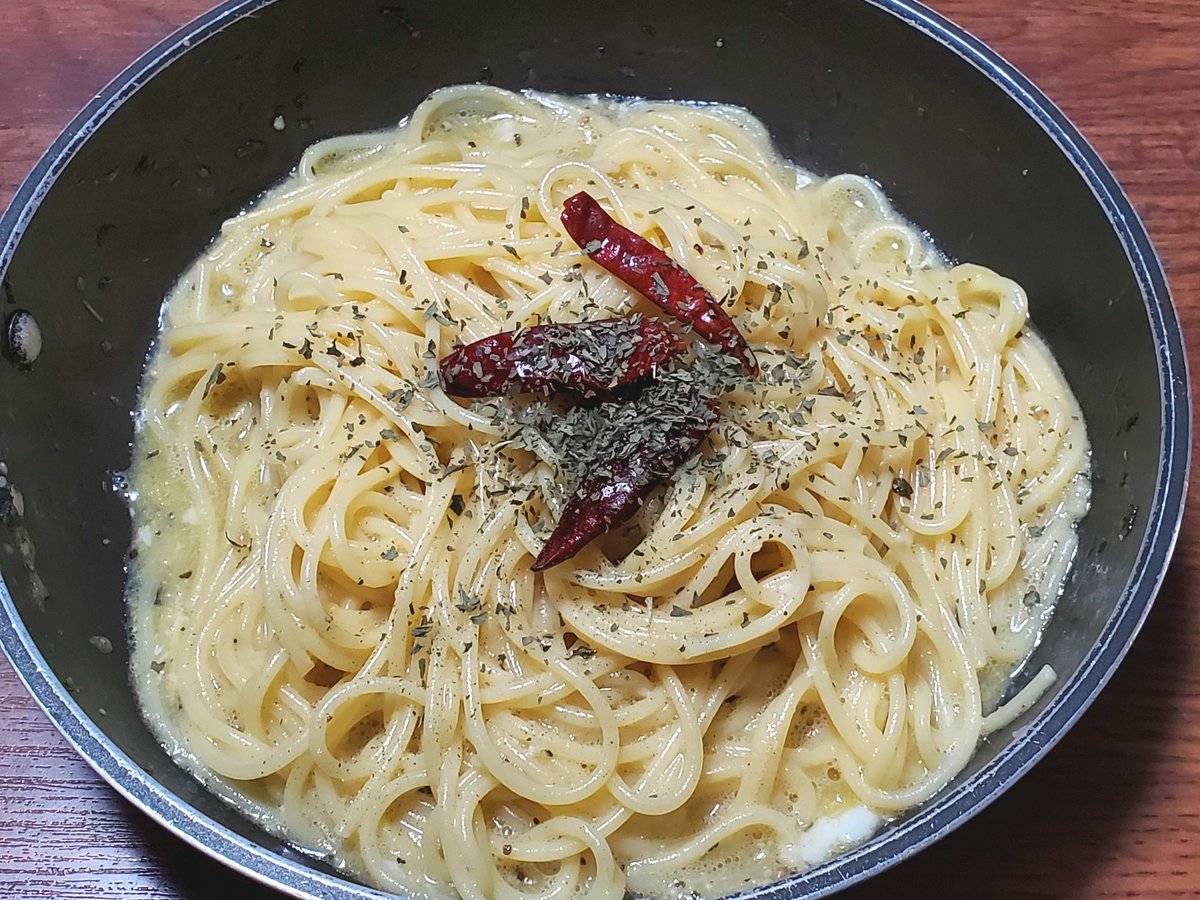 火からどけて卵と粉チーズをたっぷりかけようとしたら粉チーズほとんど終了でよくかき混ぜてからまた黄身が固まらない様にソースがドロドロになるまで火にかけて完成じゃよ。 