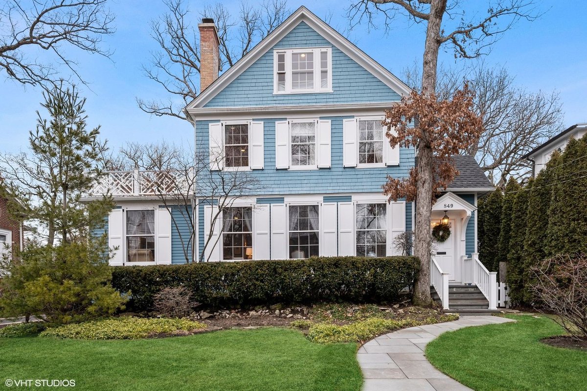 COMING SOON! Classic beauty 4 BR|3.1 BA located in East #Winnetka. Convenient location in fantastic neighborhood near train and lakefront. 
849 Lincoln Ave. $1,379,000

bit.ly/3RDTej2

#homebuyers #chicagorealestate #chicagosuburbs #northshorechicago