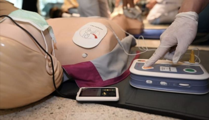 akongpoho's tweet photo. การทำ #BasicCPR อย่างมีประสิทธิภาพร่วมกับการใช้เครื่อง #AED อย่างรวดเร็วช่วยเพิ่มโอกาสรอดชีวิตใน #ผู้หมดสติหัวใจหยุดเต้น นอกโรงพยาบาลได้อย่างมีนัยสำคัญ เรียนรู้เพิ่มเติมได้ที่ 
👉https://t.co/rmsviuH3Uj
ขอบคุณที่มาของความรู้ : #ATIME https://t.co/NwFCPVJfkJ