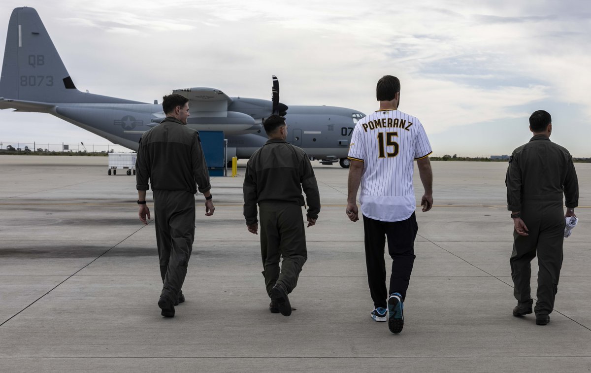 3rdmaw's tweet photo. The @Padres visited the #Marines and #Sailors of #3rdMAW today! The #VMGR352 hangar was filled with fans that got to shake hands, take photos, and get autographs. The players got to thank their #military fanbase for the support. #sandiego #community @USMC @MLB https://t.co/kH50R02wiw