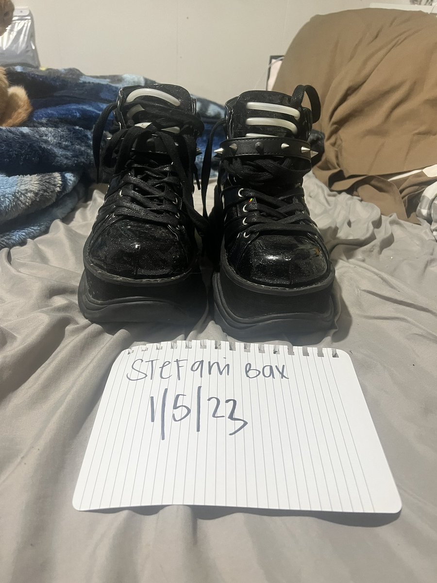 PoisndPrincxss's tweet photo. Demonias for sale 💕

Size 7.5/8 size 6 in men

$70 plus $20 ship 

Please buy these I’m tired of looking at them LOL https://t.co/A9DwzdmIXO
