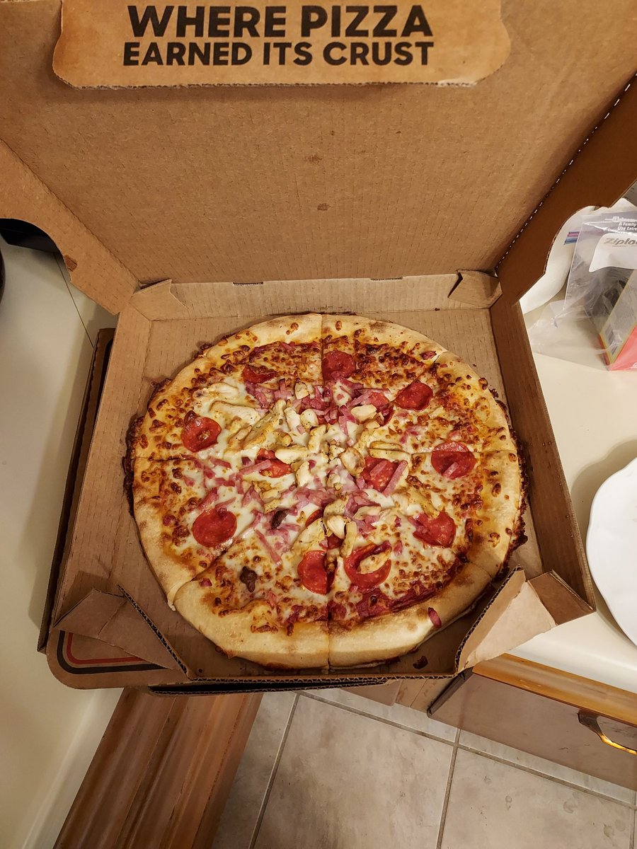 FitnessMinded1's tweet photo. So this is what extra pepperoni and extra ham looks like @pizzahut???
#CheapPizza #Overchargedforfinishedproduct https://t.co/x5RygGmXQL