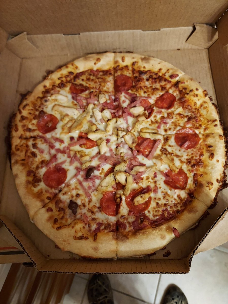 FitnessMinded1's tweet photo. So this is what extra pepperoni and extra ham looks like @pizzahut???
#CheapPizza #Overchargedforfinishedproduct https://t.co/x5RygGmXQL