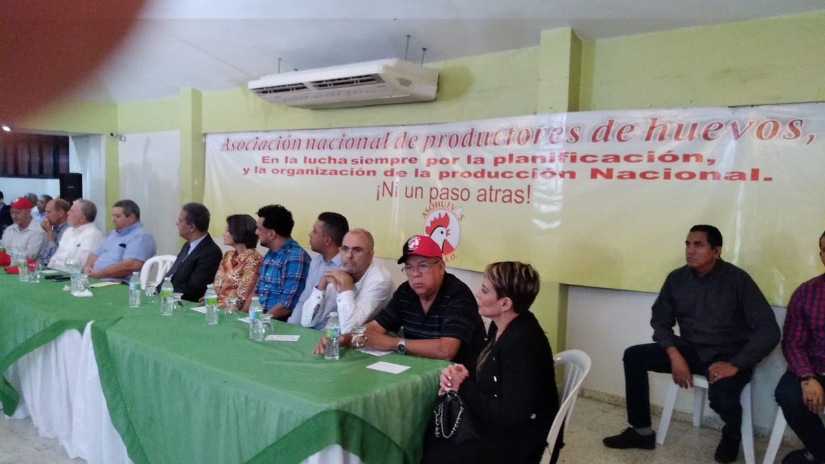 RamirezSiano's tweet photo. Ahora
Leonel Fernández en moca con los productores de huevo @LeonelFernandez #FuerzaDelPueblo Escuchando #LeonelEnMoca #FPComunica @henry_meran @heribe00726915 @HipolitoMar2020 @hamletotanez @keniaMartinezMS #Azua @KirssyCabreja @AlexandrapenaRD @alfredofreites7 @RAFAsuma https://t.co/wJa70eblAg